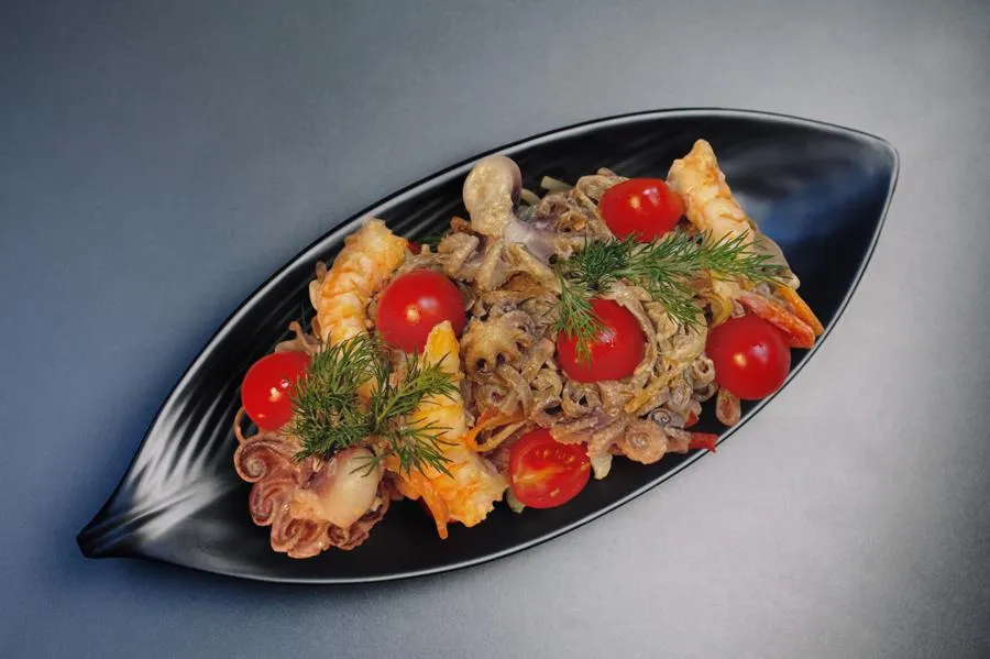 Лапша гречневая с море продуктами в сливочном соусе