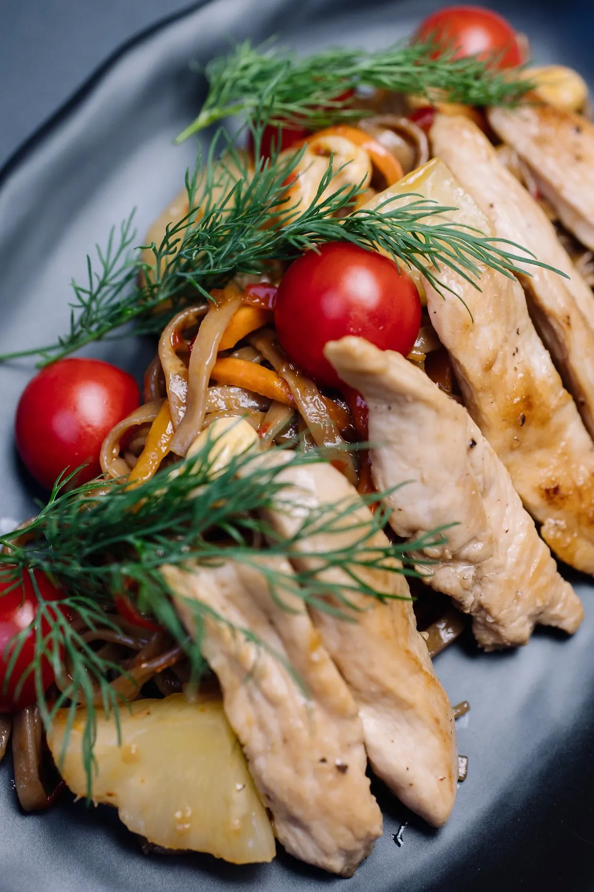 Лапша гречневая с куриным филе и ананасами