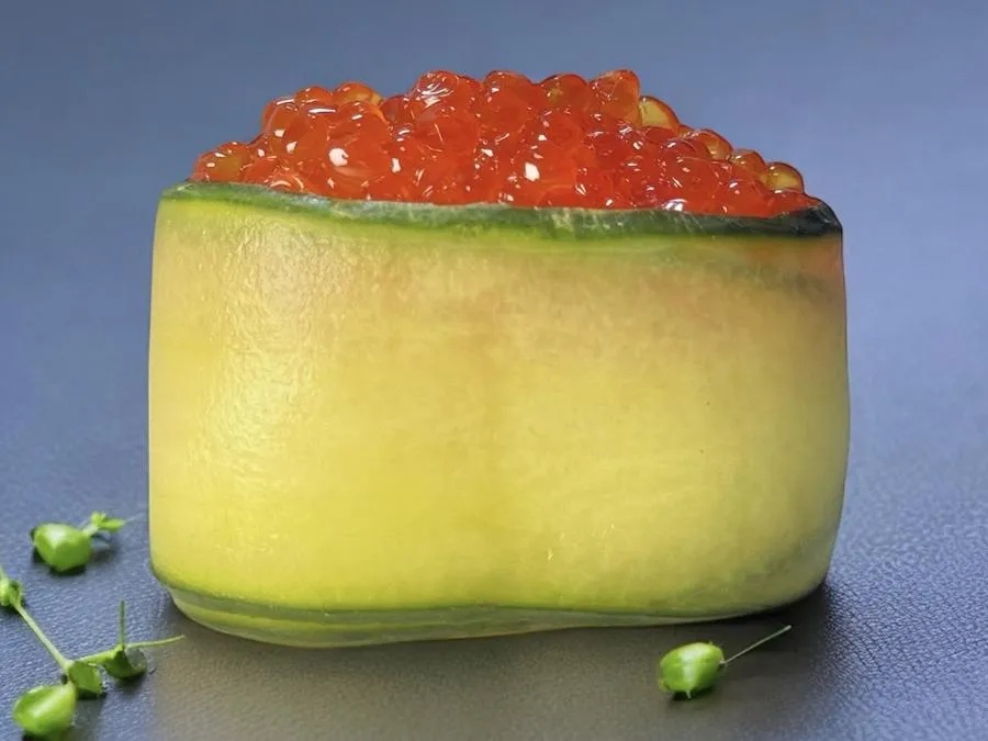 Гункан с красной икрой