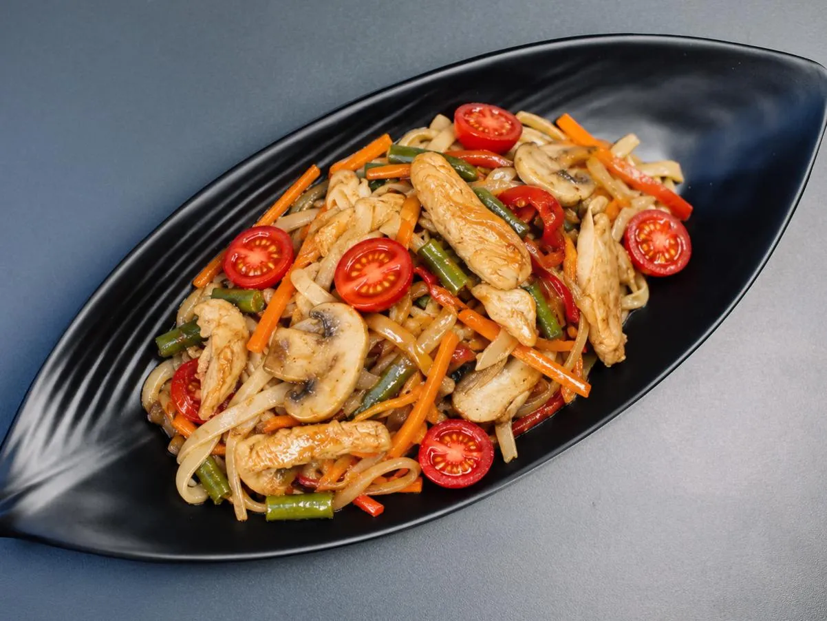 Стеклянная лапша с куриным филе и овощами 