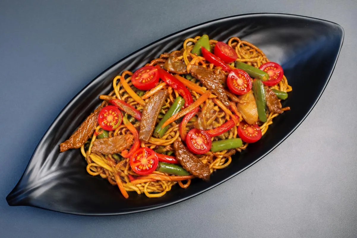 Яичная лапша с говядиной и овощами